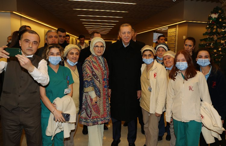Erdoğan çiftinden özel hastanede hasta ziyareti