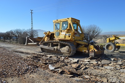 Büyükşehir bozuk yolları konforlu Oluyor Korkuteli Akyar Mahallesi’nde çalışmalar