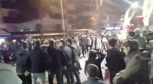 YALOVALI GENÇLER YENİ YILI SOKALARDA KARŞILADI