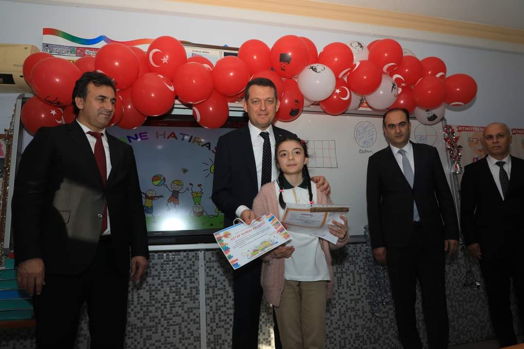 KAYMAKAM ÜRKMEZER KARNE ALAN ÖĞRENCİLERİN HEYECANINA ORTAK OLDU