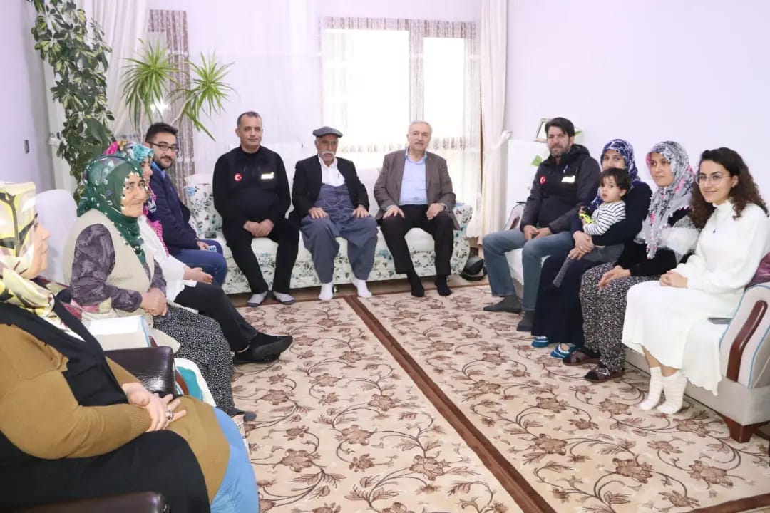 ZÜLFÜ DEMİRBAĞ ELAZIĞ”DA EV EV DOLAŞIYOR..