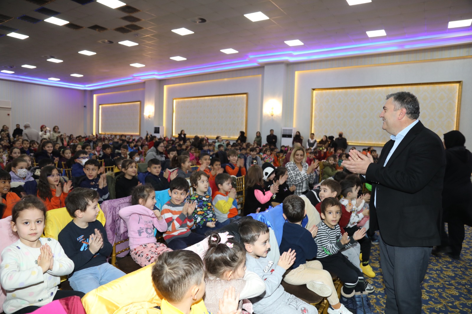 Öğrencilere karne hediyesi Başkan Demirbaş’dan