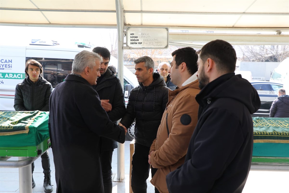 ERZİNCAN VALİSİ ÖGRETMEN CANAZESİNE KATILDI