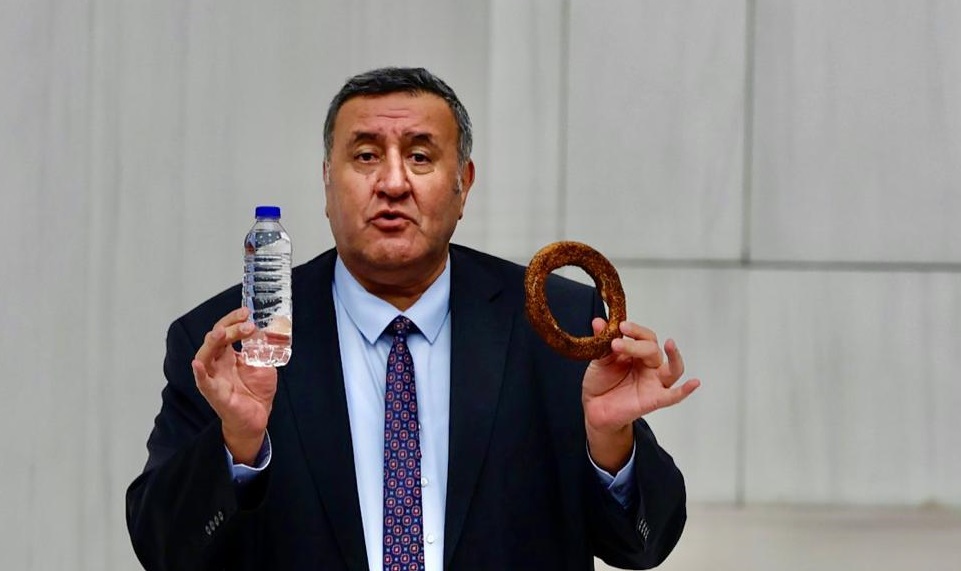 GÜRER MECLİS KÜRSÜSÜNE SİMİT VE SU İLE ÇIKTI.