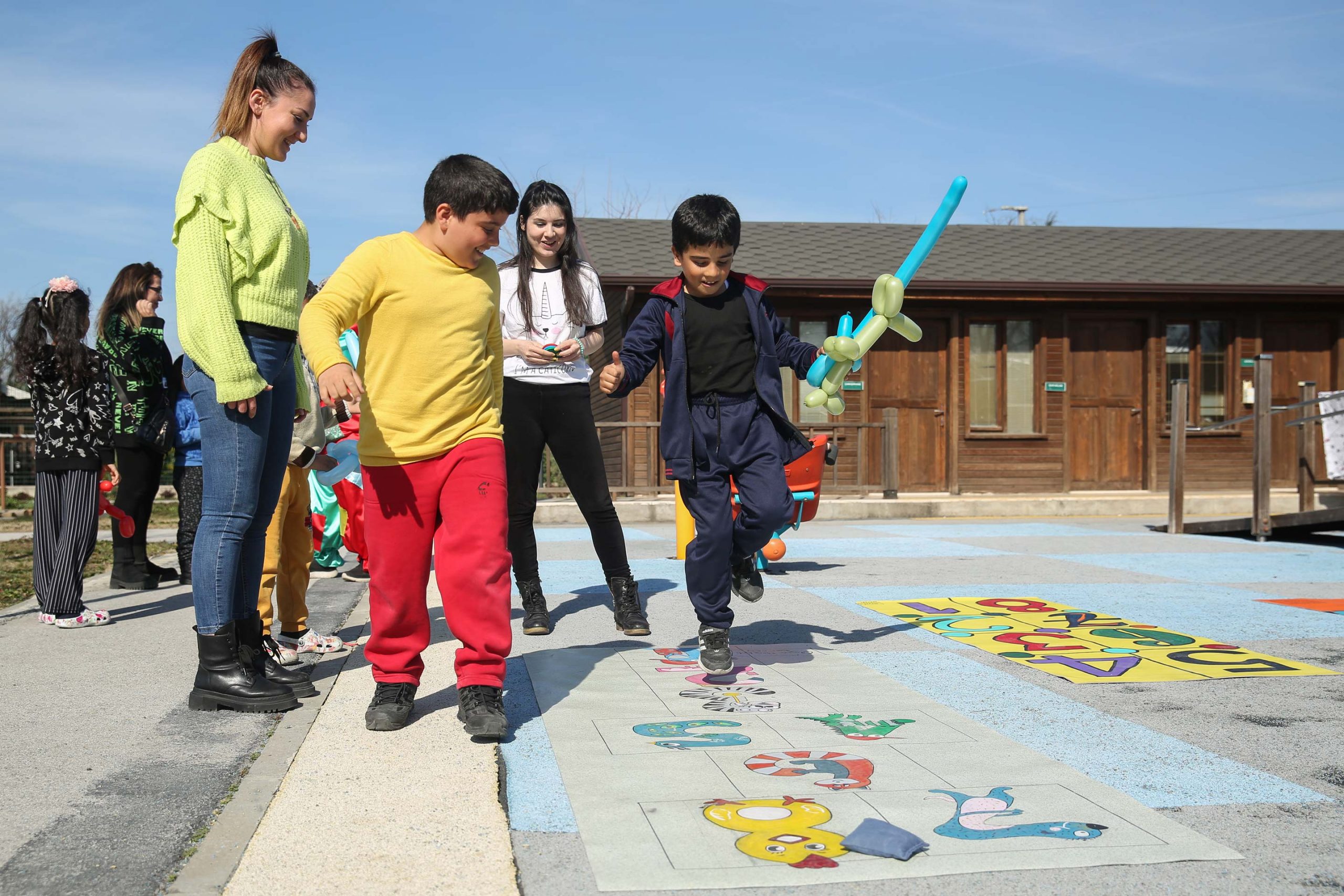 Depremzede çocuklara oyun ve atölyelerle moral  