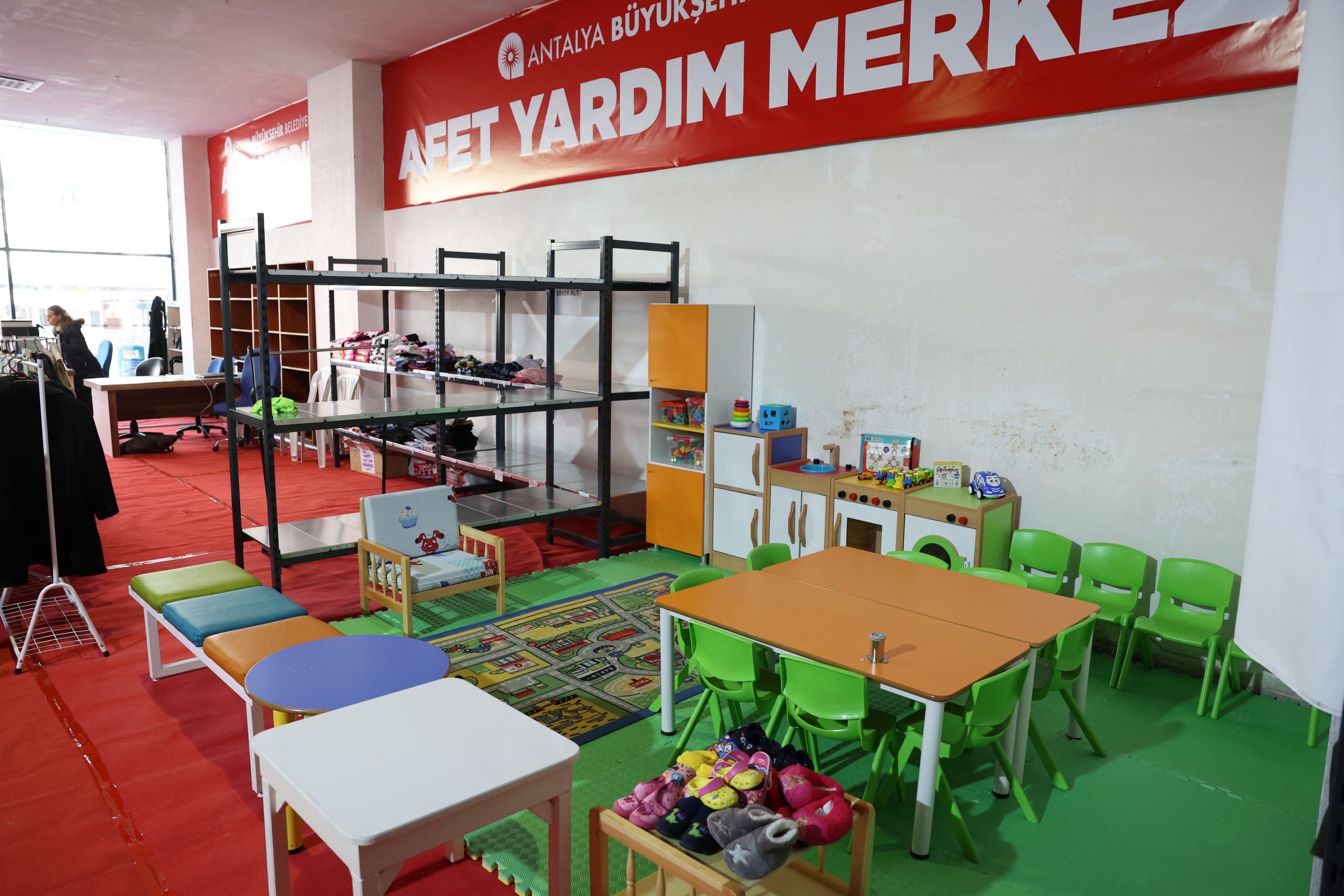 Antalya Büyükşehir Belediyesi depremzedeler için Doğu Garajı Giyim Bankası açtı