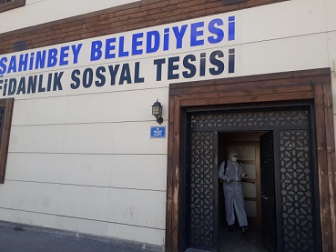 GAZİANTEP BÜYÜKŞEHİR, DEPREM SONRASI SALGIN HASTALIK RİSKİNE KARŞI KENT GENELİNDEKİ İLAÇLAMA ÇALIŞMALARINI SÜRDÜRÜYOR