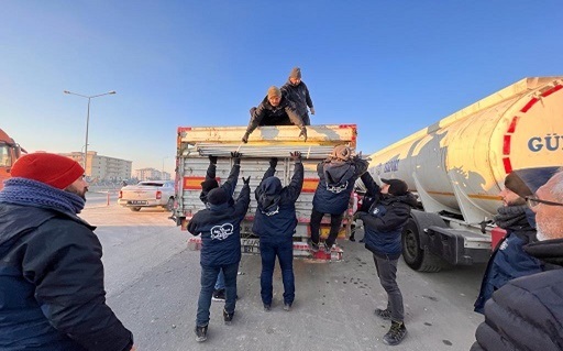 İBB HATAY’DA ISI YALITIMLI BÜYÜK ÇADIRLAR KURDU