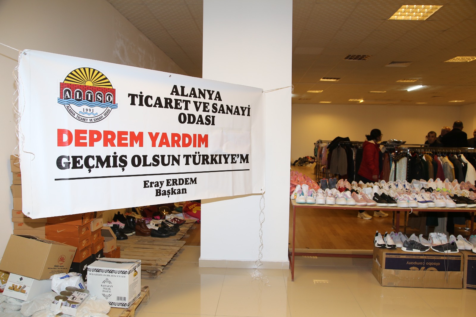 BAŞKAN ERDEM: ERDEM, ÇOK SAYIDA KONTEYNIR VE İŞ MAKİNESİ YOLLADI