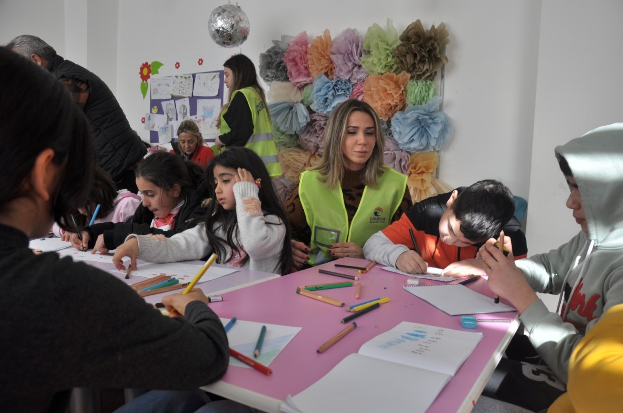 DEPREMDEN ETİKENEN ÇOCUKLARA SONER ÇETİN EL UZATTI…