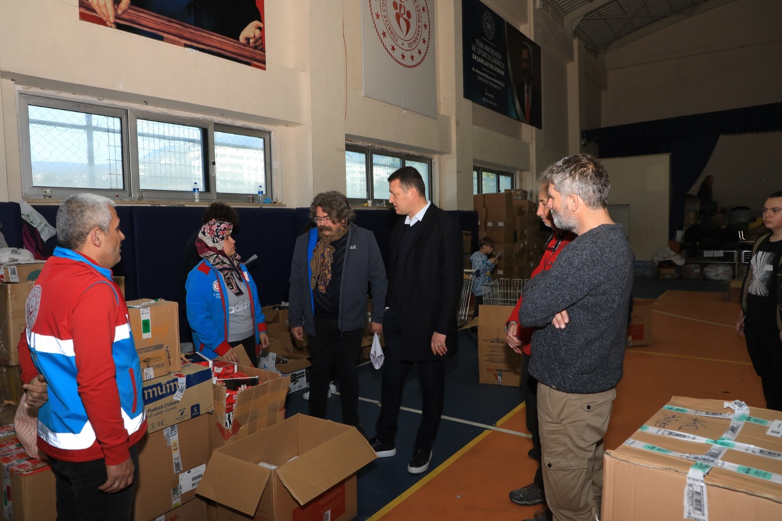 YAŞAM TASARIM OKULLARI DEPREMZEDELERE BAĞIŞLARINI GENÇLİK MERKEZİ’NE TESLİM ETTİ