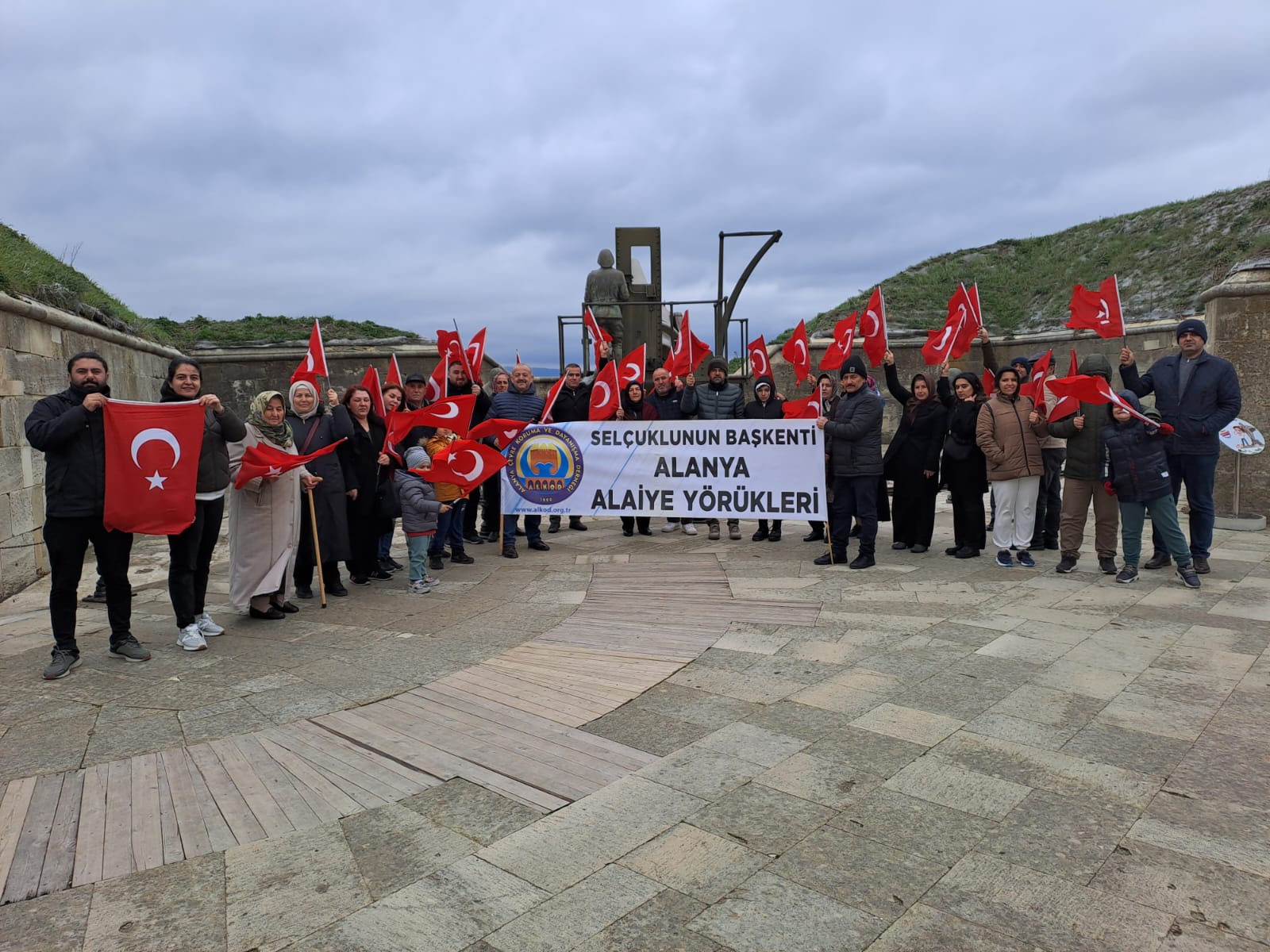Alanyalılar Çanakkale’de şehit dedelerinin huzurunda