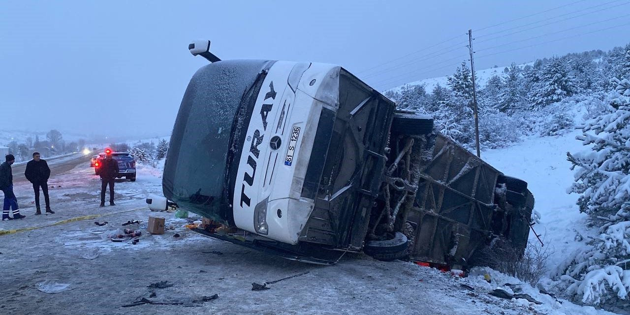 Yolcu otobüsü şarampole devrildi: 2 ölü, 21 yaralı