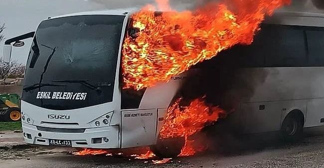 Aksaray’da 25 öğrencinin bulunduğu servis midibüsünde yangın