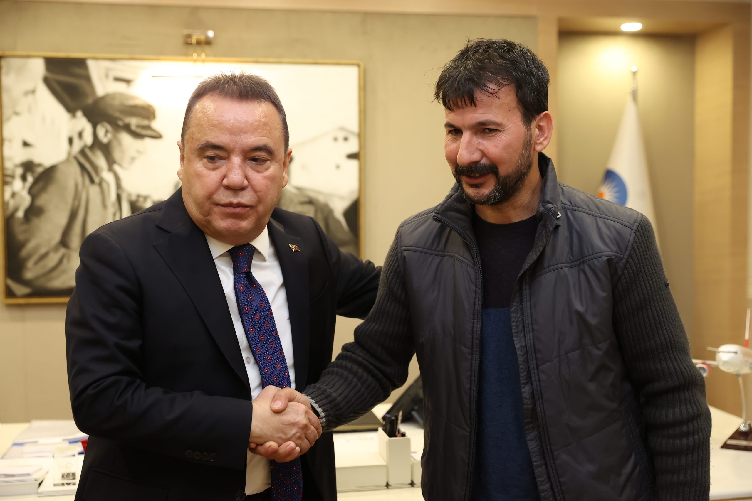 Enkazdan 162 saat sonra kurtarılan Cengiz Polat’tan Başkan Böcek’e teşekkür ziyareti 