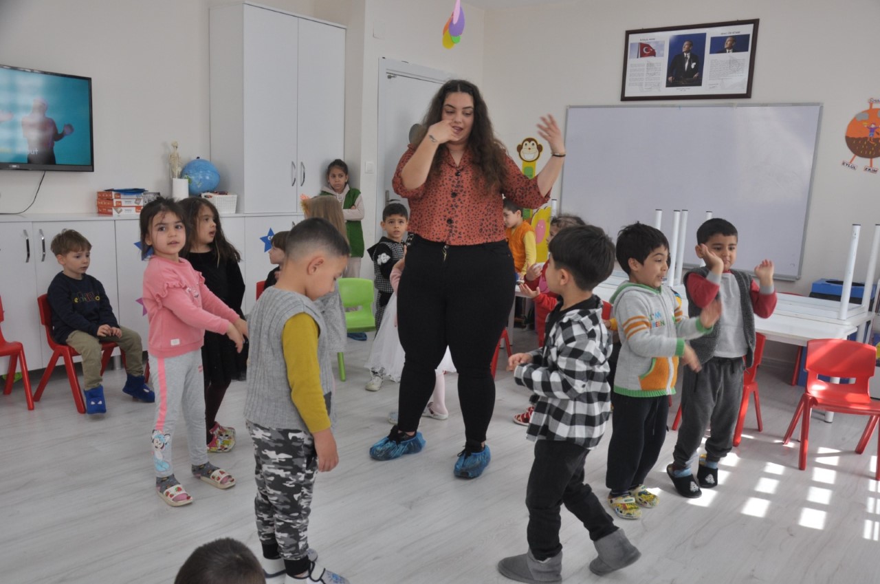 DEPREMZEDE ÇOCUKLAR ÇUKUROVADA MUTLU…