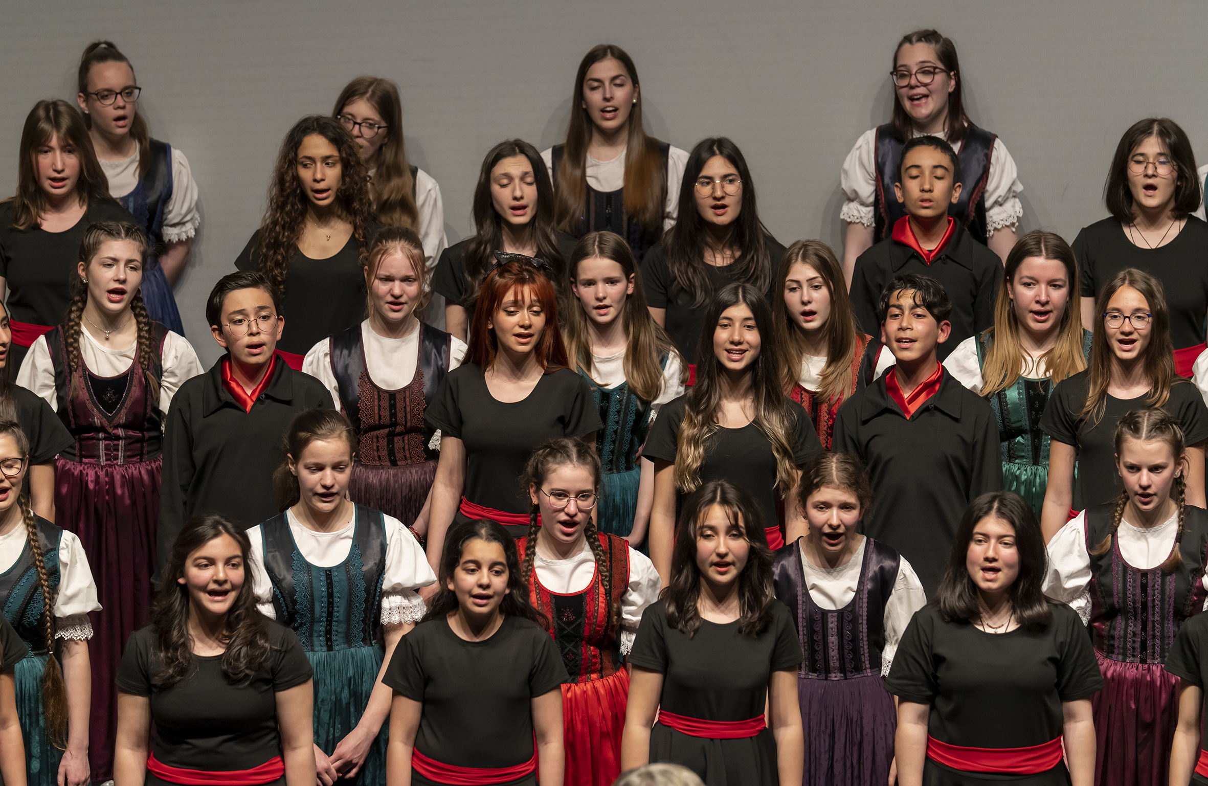 ÇOCUKLARIN SESLERİ  DÜNYA KORO MÜZİĞİ SEMPOZYUMUNDA YANKILANDI