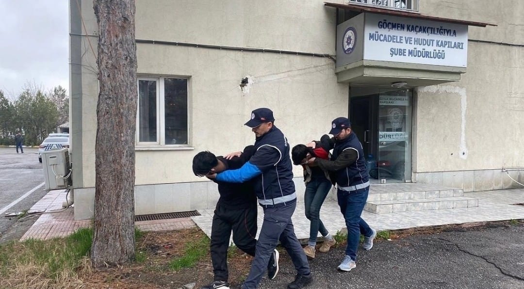 11 Kaçak Göçmen Yakalandı, 2 sürücü tutuklandı