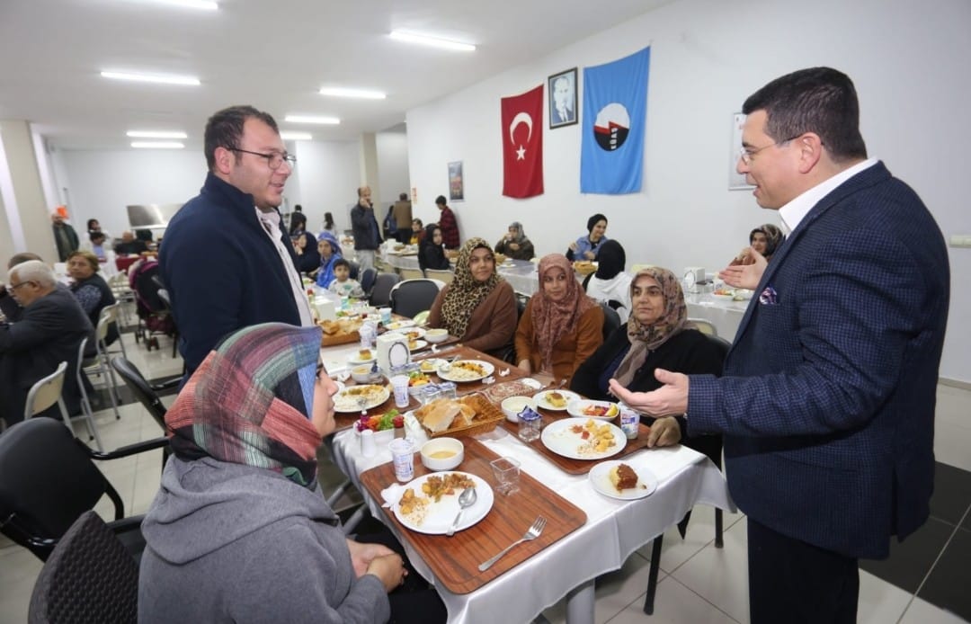 Tütüncü, depremzedelerle iftar yemeğinde buluştu