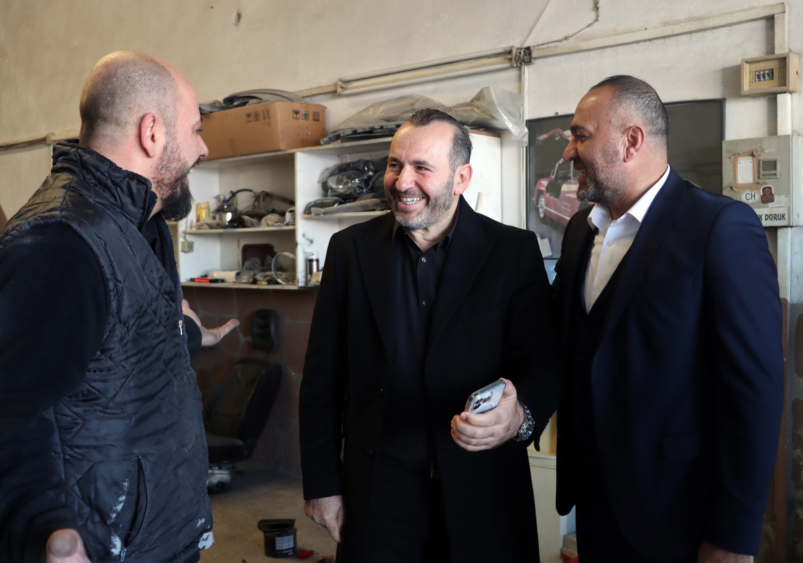 Yalova Belediye Başkanı Mustafa Tutuk, AK Parti Teşkilatı yöneticileri, AK Parti Yalova Milletvekilleri ve milletvekili adayları ile birlikte Kirazlı Sanayi Sitesi ile İstanbul Caddesi esnafına ziyarette bulundu