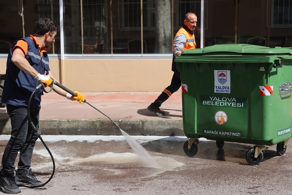 RAMAZAN BAYRAMI ÖNCESİ KONTEYNERLER TEMİZLENİYOR