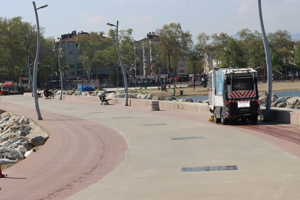 KAYALIKLARIN ARASINDAN TEK TEK ÇÖP TOPLADILAR