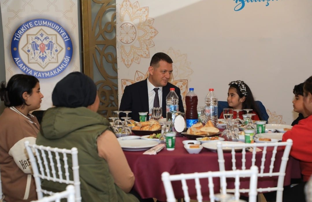 ALANYA KAYMAKAMI ÜRKMEZER GENÇLER VE ÇOCUKLARLA İFTAR YAPTI