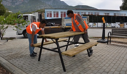 Büyükşehirden okul ve camilere bank ve piknik masası dagıtldı