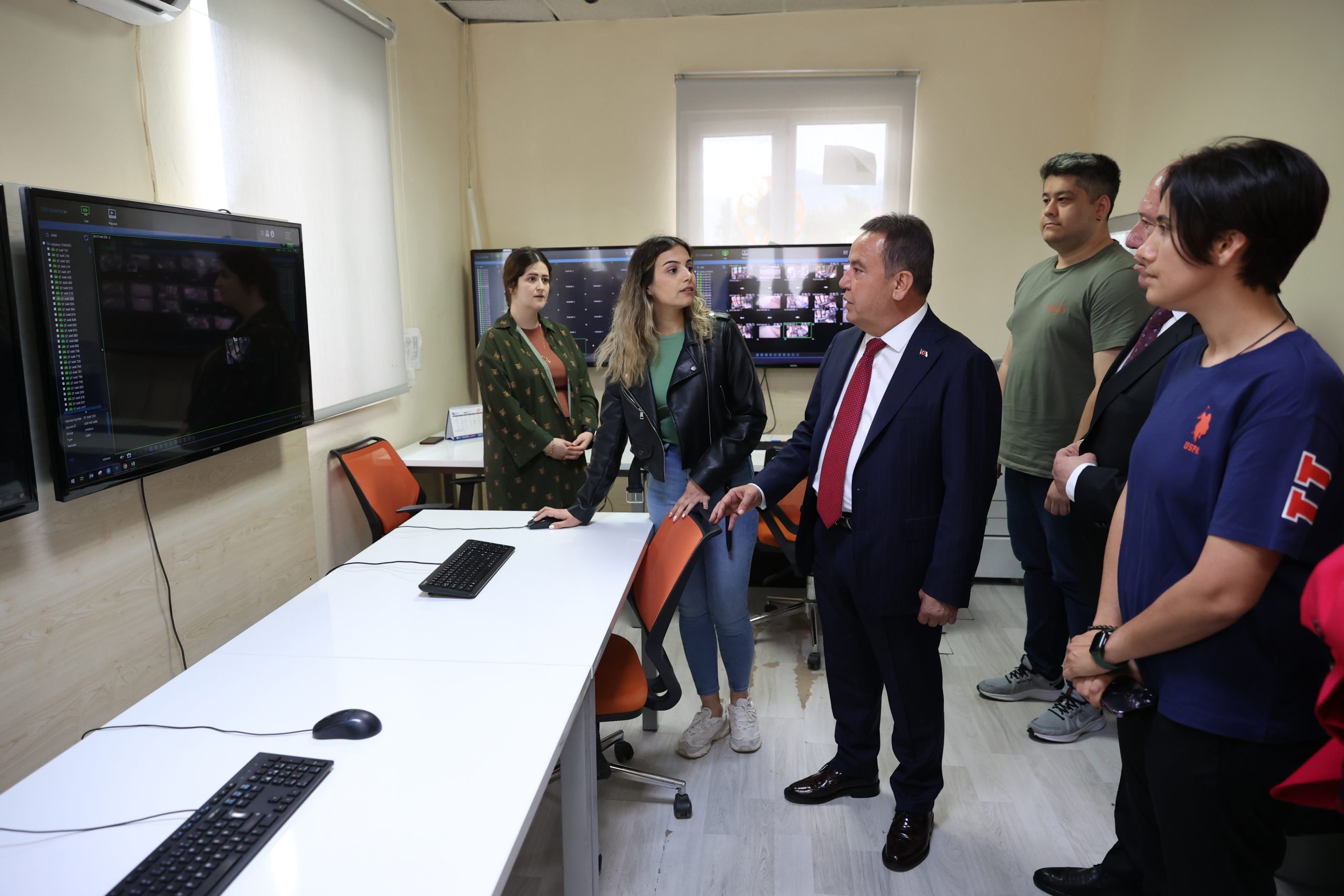 Antalya Büyükşehir Başkan Böcek Trafik Kontrol Merkezi’ni ziyaret etti