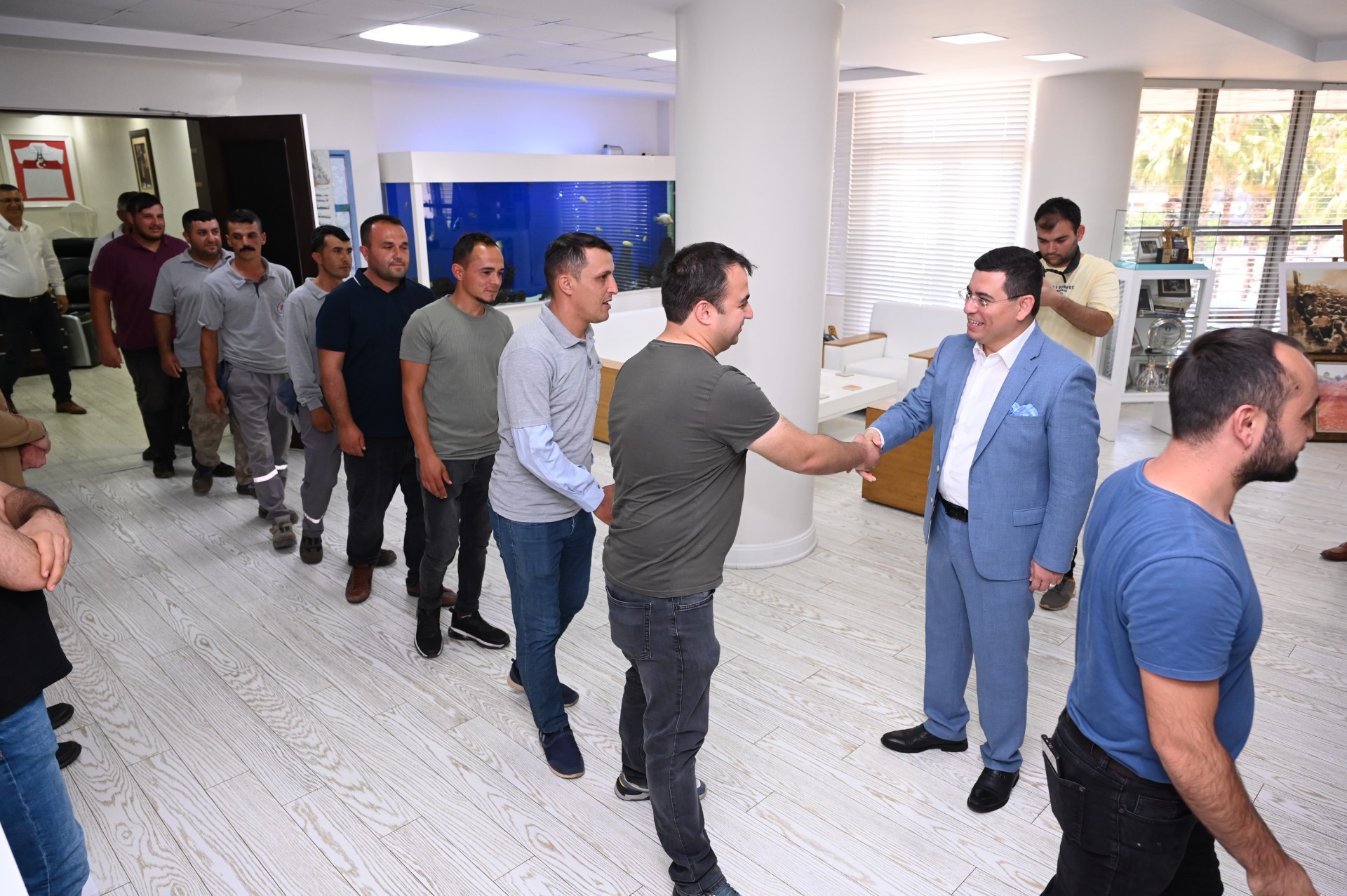 Tütüncü, belediye personeliyle bayramlaştı