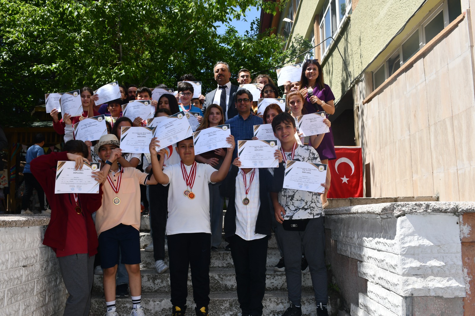 AYTEN TEKIŞIK ORTAOKULUNA MADALYA YAĞDI