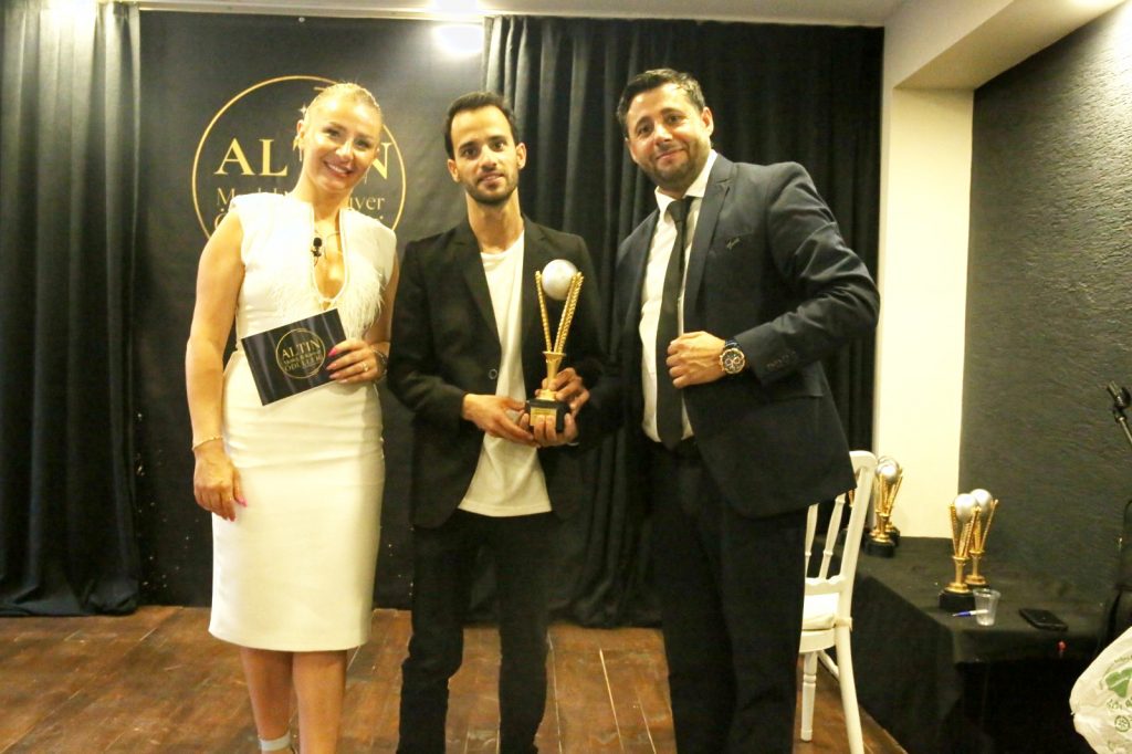 ZİRVENİN SAHİPLERİ ALTIN MESLEK & KARİYER ÖDÜLLERİNDE