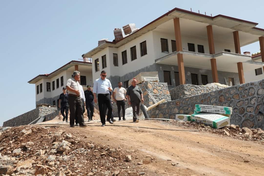 KAYMAKAM ÜRKMEZER GÜZELBAĞ VE BAYIR MAHALLELERİNİ ZİYARET EDEREK YANGIN SONRASI VATANDAŞLARIMIZ İÇİN YAPILAN EVLERDE İNCELEMELERDE BULUNDU