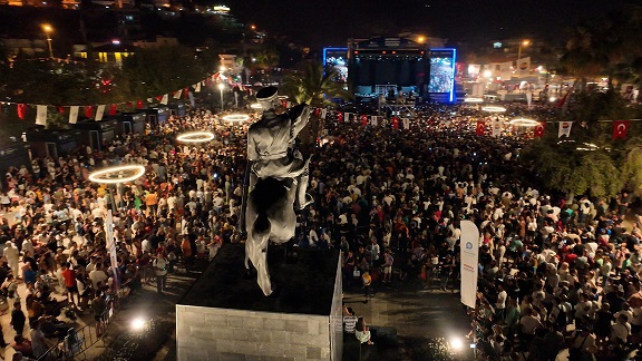 Finike Cumhuriyet Meydanı’nın açılışı yapıldı