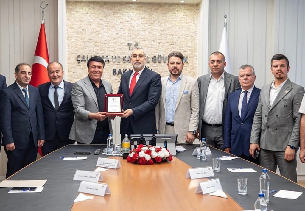 DOĞU GÜNEYDOĞU KÜLTÜR VE SANAT DERNEĞİNDEN BAKAN IŞIKHAN’A ZİYARET