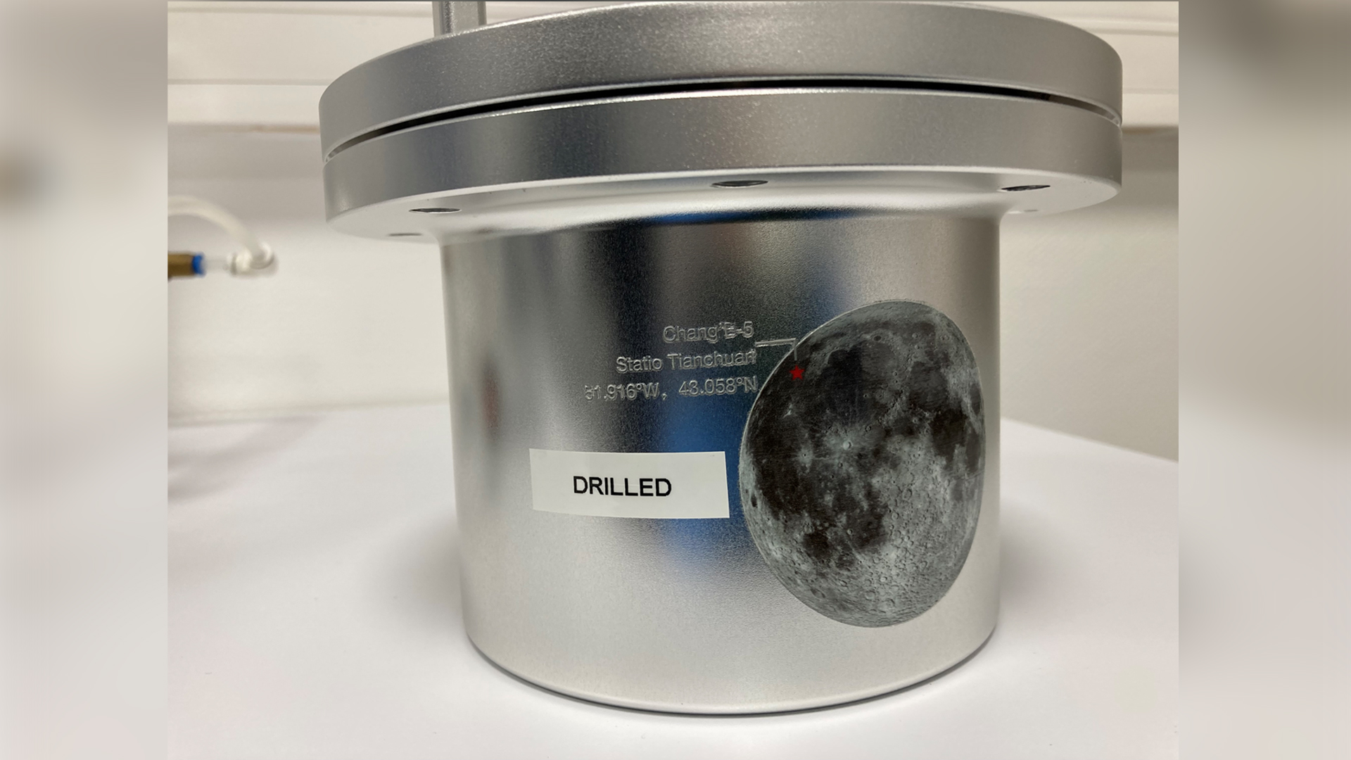 Chang’e-5’in Ay’dan topladığı numuneler Paris’te müzeye teslim edildi