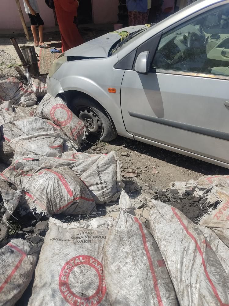 Otomobil Evin Bahçesine Girdi