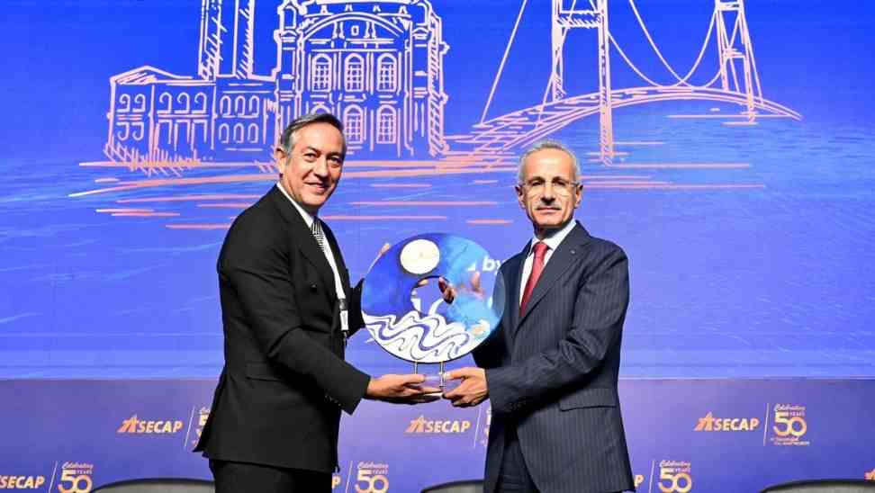 Ülkemizi Çağın İlerisine Taşımanın Gururunu Yaşıyoruz