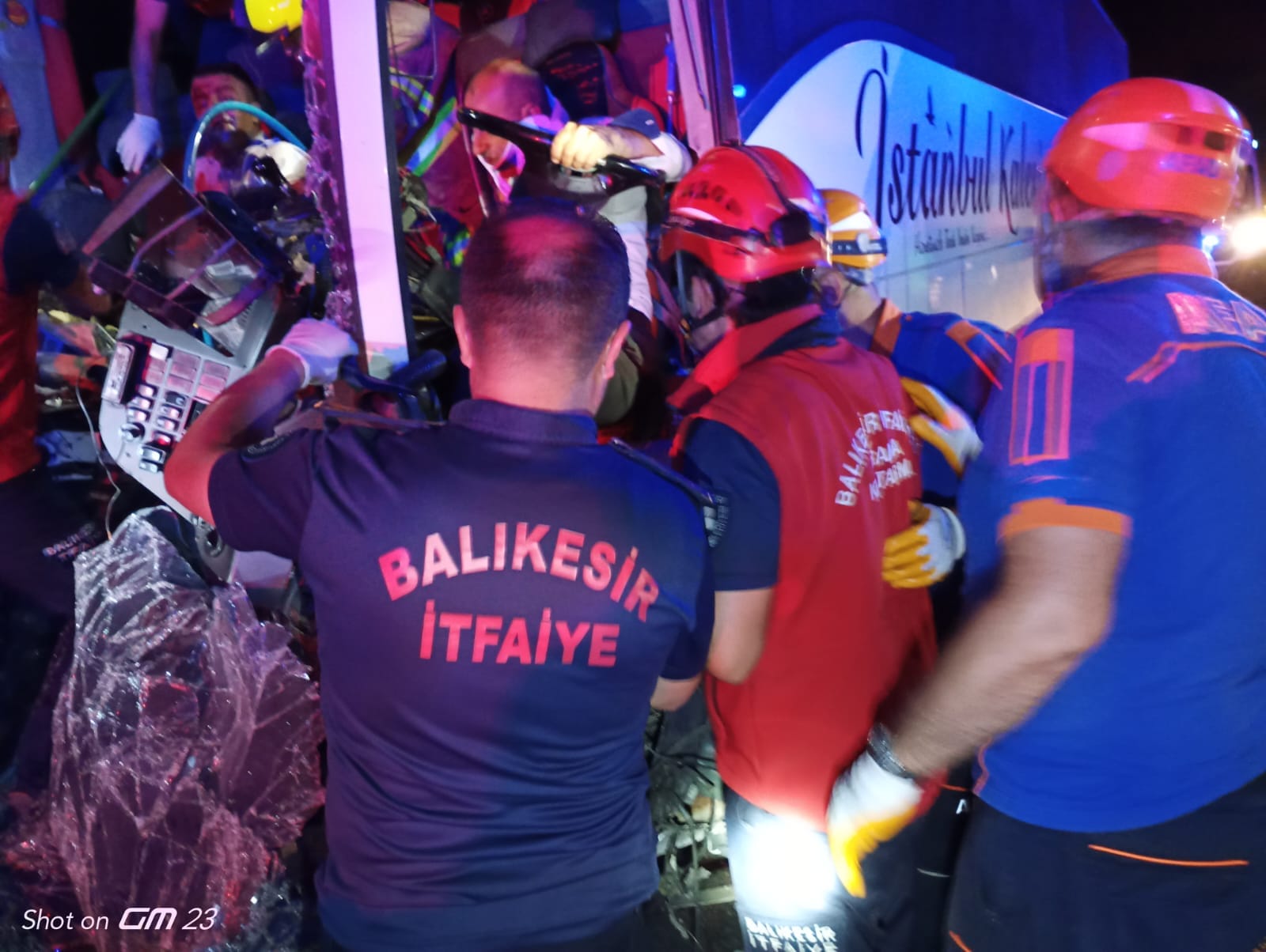 Balıkesir’de Otobüs Kamyona Arkadan Çarptı