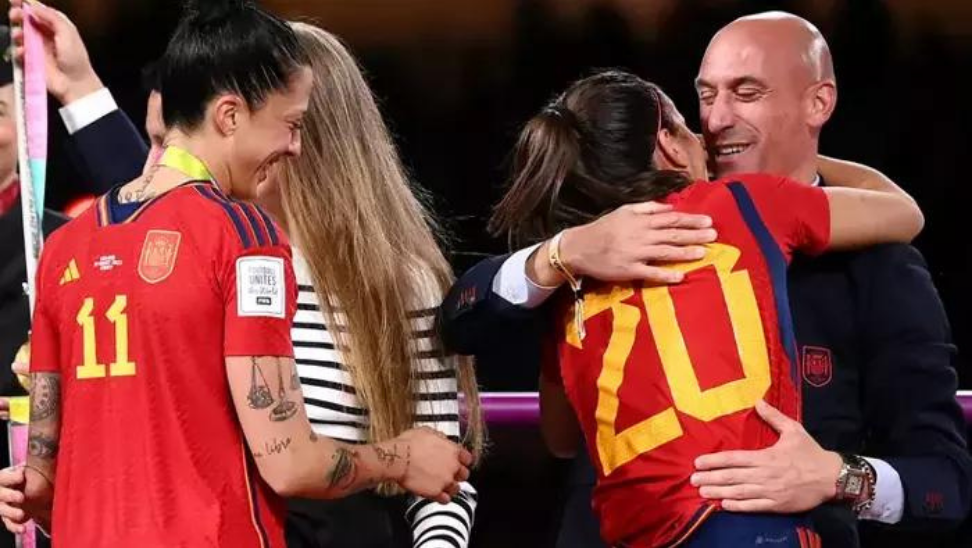 Kadınlar Dünya Kupası Finalindeki Öpücük Olayı FIFA’nın Gündeminde