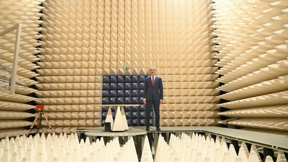 Bakan Uraloğlu Cep Telefonu Test Merkezini İnceledi