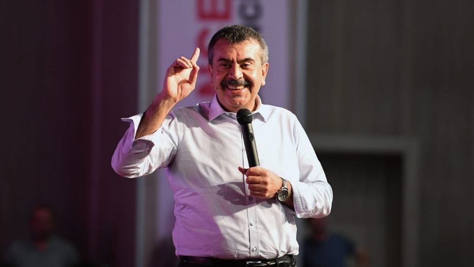 Bakan Tekin: Derslere Cep Telefonuyla Girilemeyecek