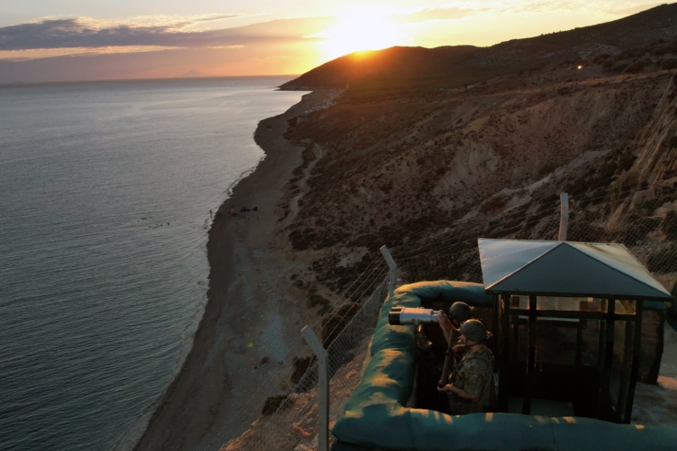 Yasadışı Yunanistan’a Geçmeye Çalışan 16 Kişi Yakalandı