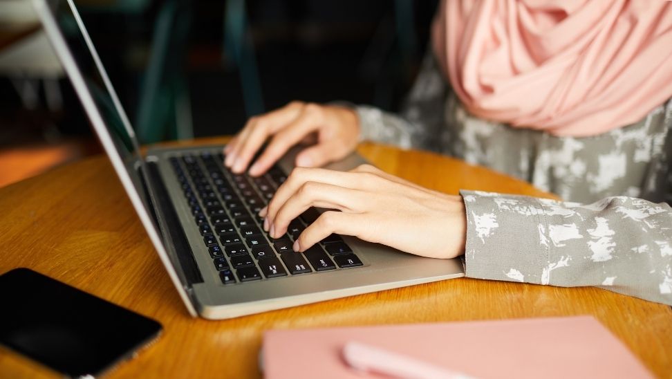 Fransa’da Abaya Yasağı: Müslüman Öğrenciler İtirazlarını Sürdürüyor