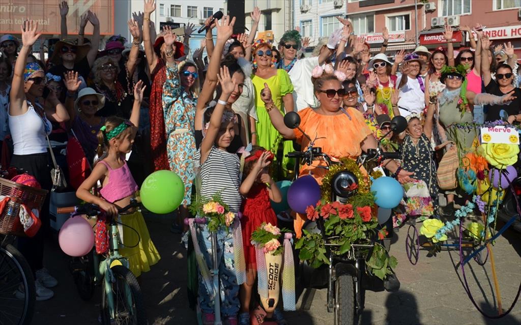 Çanakkale’de Süslü Kadınlar Bisiklet Turu Düzenlendi
