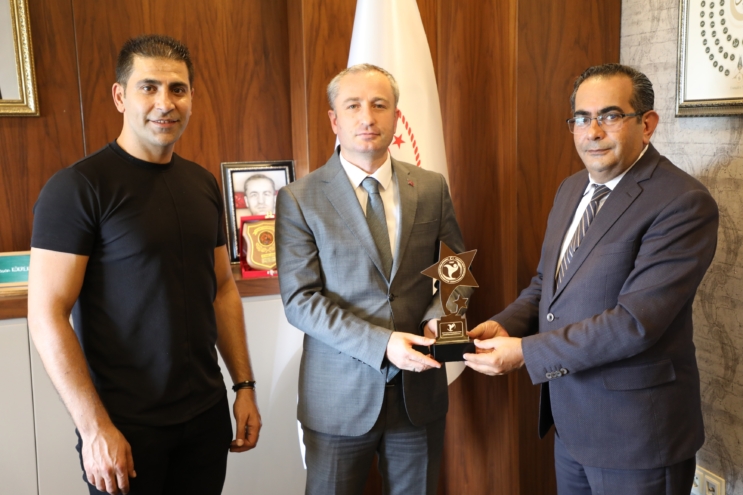 Ağrı İl Milli Eğitim Müdürüne Halk Oyunlarından Plaket