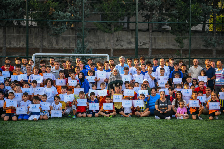 Beypazarı İlçesinde Yaz Futbol Okulu Kursu Sertifikaları Verildi