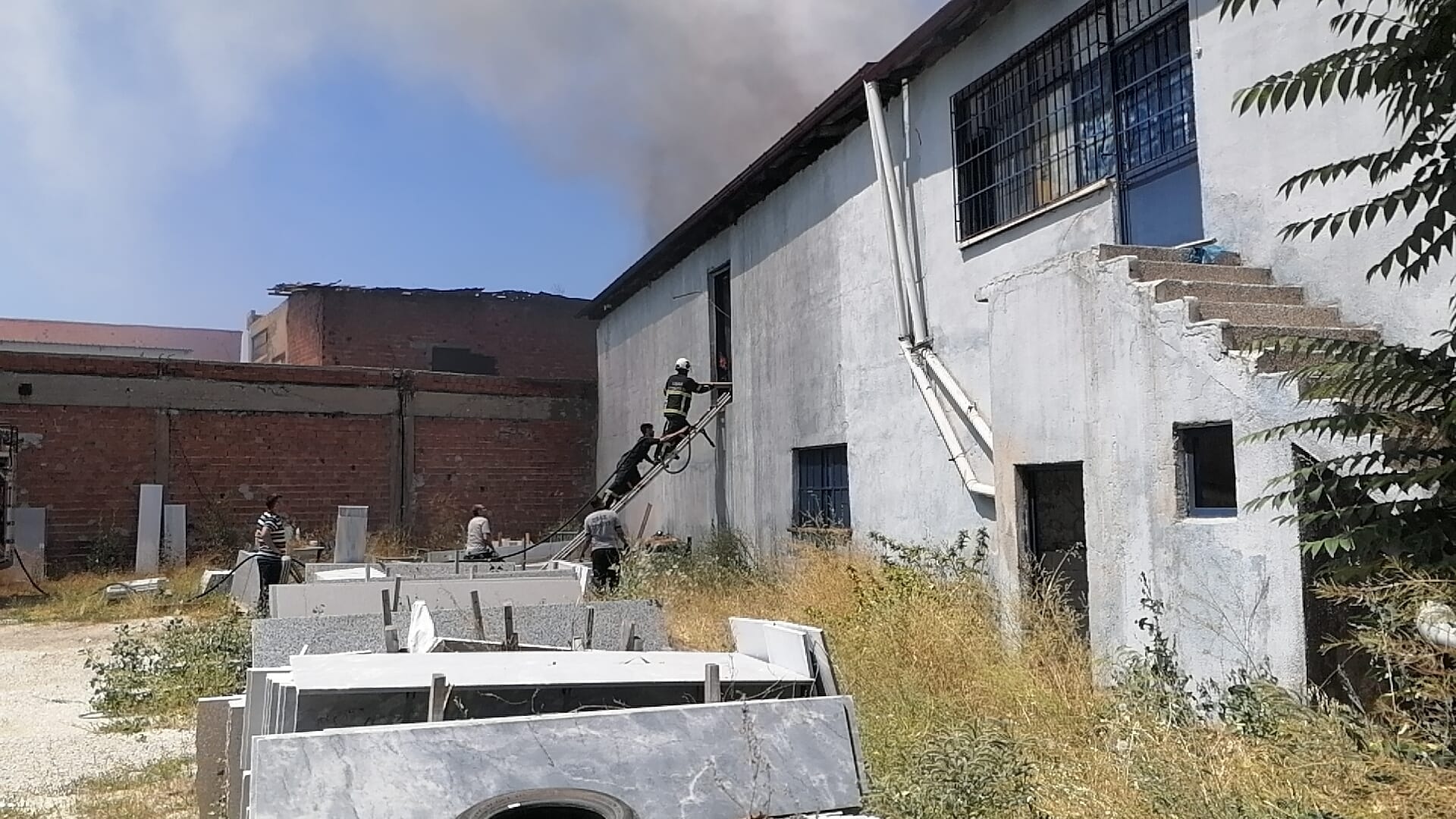 Keçe Fabrikasında Çıkan Yangın :2 Yaralı