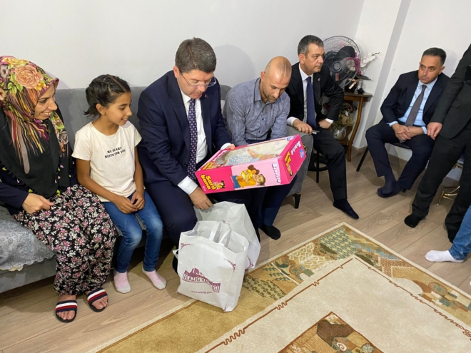 Adalet Bakanı Tunç Elazığ’da Depremzede Aileyi Ziyaret Etti