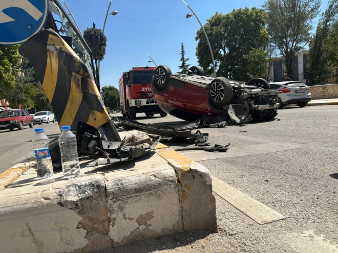 Elazığ’da Kaldırıma Çarpan Araç Takla Attı